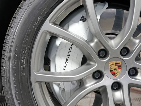 Certified 2023 Porsche Cayenne Turbo AWD/4WD image 17
