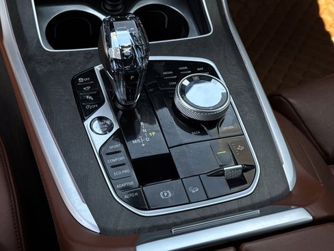 Used 2022 BMW X7 M50i w/ Dynamic Handling Package image 21