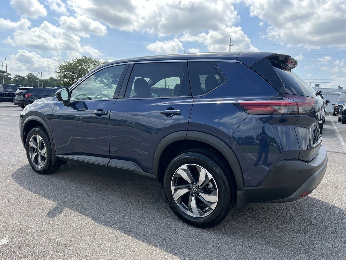 Used 2024 Nissan Rogue SV FWD image 2