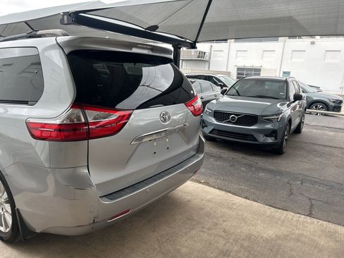 Used 2017 Toyota Sienna Limited image 4