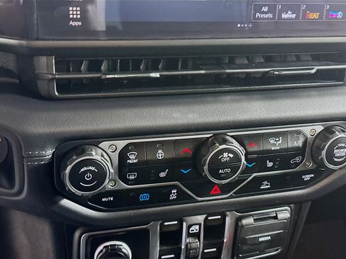 Used 2025 Jeep Wrangler Sahara image 23