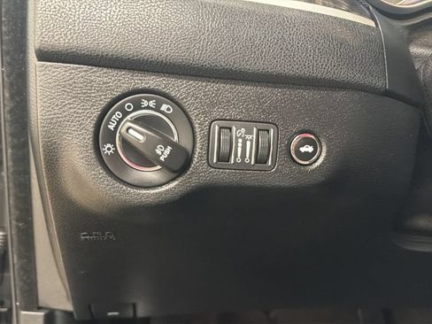 Used 2019 Chrysler 300 Limited AWD/4WD image 19