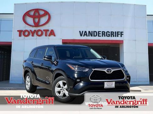Certified 2024 Toyota Highlander LE image 1