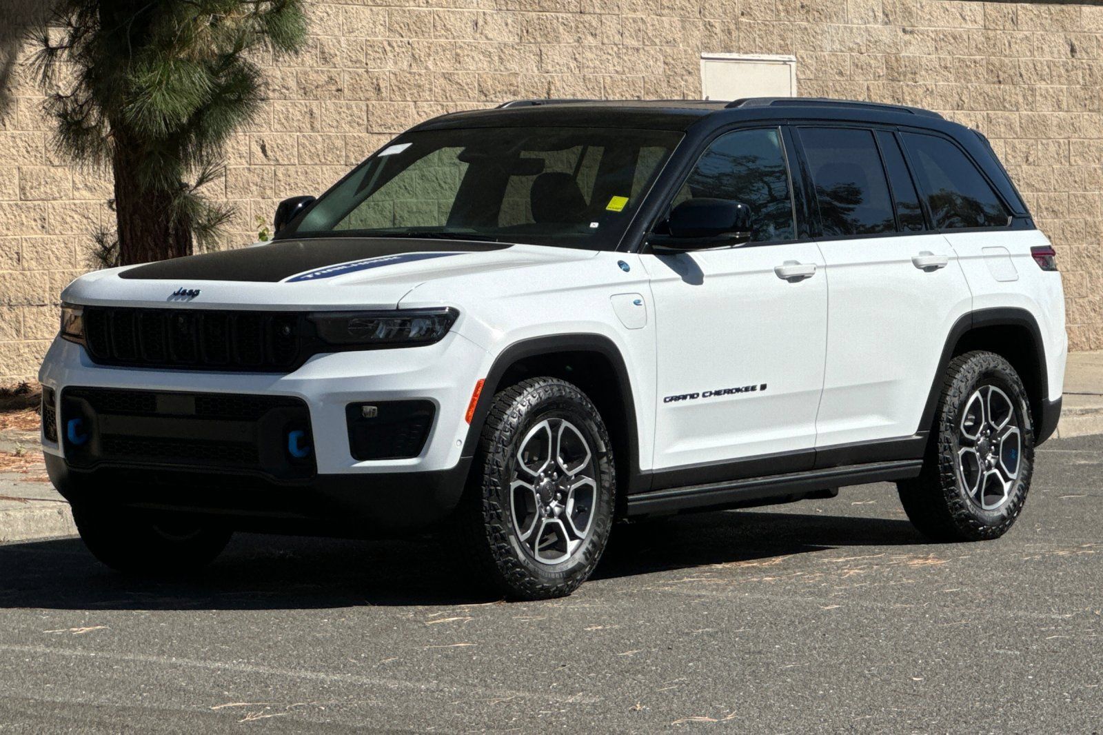 New 2023 Jeep Grand Cherokee Trailhawk w/ Advanced Protech Group II AWD/4WD image 7