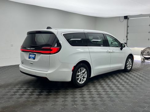 Used 2023 Chrysler Pacifica Touring FWD image 8