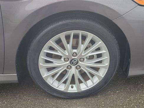 Certified 2018 Toyota Camry XLE image 6