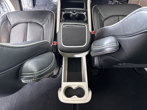 Used 2024 Chrysler Pacifica Limited image 35