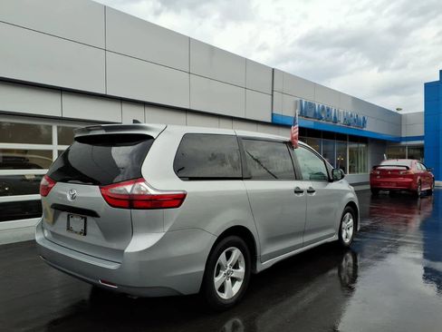 Used 2020 Toyota Sienna L image 7