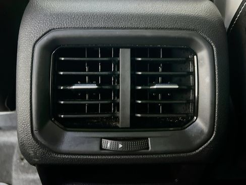 Used 2025 Volkswagen Taos SE w/ Panoramic Sunroof Package FWD image 18
