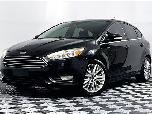 Used 2018 Ford Focus Titanium w/ Titanium Technology Package FWD image 2