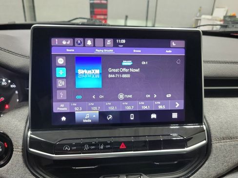 Used 2023 Jeep Compass Latitude AWD/4WD image 4