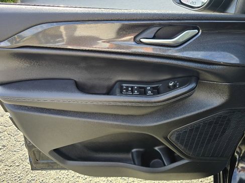 Used 2023 Jeep Grand Cherokee Laredo image 9