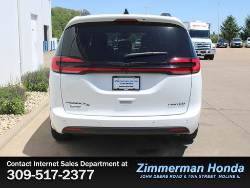 Used 2025 Chrysler Pacifica Limited FWD image 5