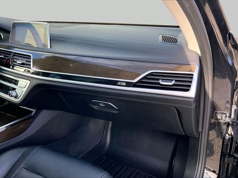 Used 2018 BMW 740i RWD image 18