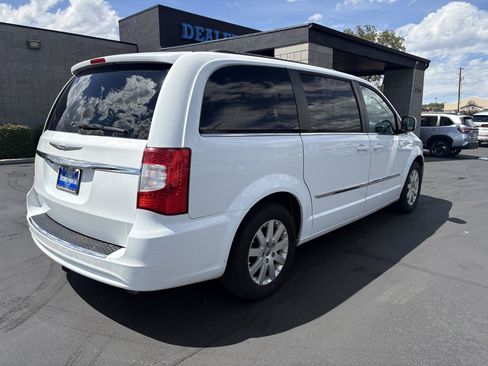 Used 2014 Chrysler Town & Country Touring FWD image 5