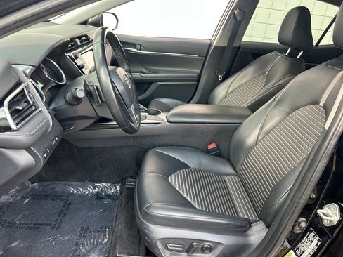 Used 2018 Toyota Camry SE image 3