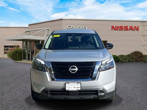 New 2025 Nissan Pathfinder S image 2