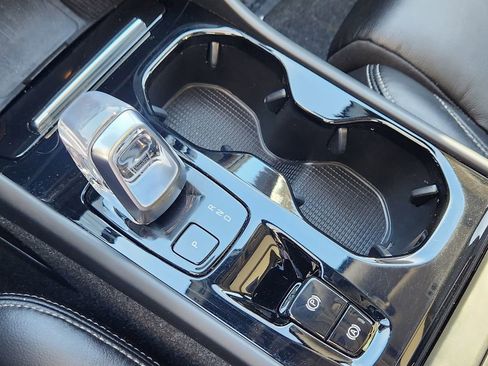 Used 2023 Volvo XC40 B5 Plus w/ Climate Package image 11