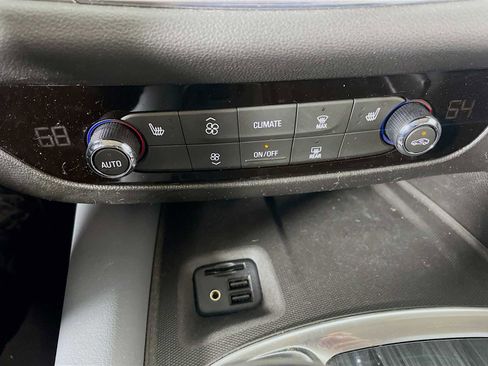 Used 2021 Buick Enclave Essence image 13