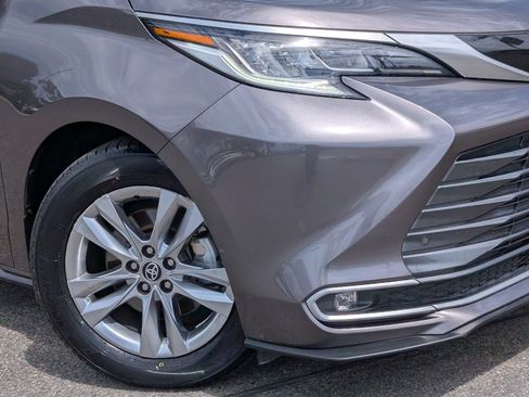 Used 2023 Toyota Sienna Limited FWD image 11