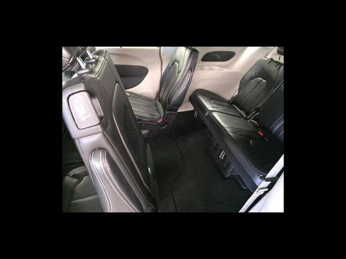 Used 2023 Chrysler Pacifica Touring-L FWD image 17