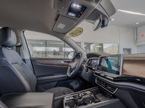 Used 2024 Volkswagen Atlas SE AWD/4WD image 17