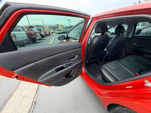 Used 2022 Hyundai Elantra Limited FWD image 25