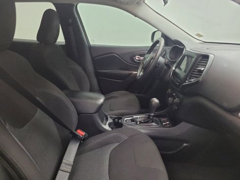 Used 2019 Jeep Cherokee Latitude w/ Popular Appearance Group FWD image 21