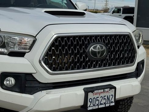 Used 2018 Toyota Tacoma TRD Sport image 11