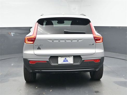 Used 2025 Volvo XC40 B5 Plus image 7