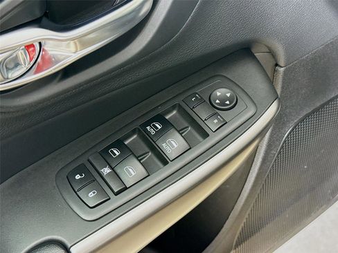 Used 2019 Jeep Cherokee Latitude Plus w/ Cold Weather Group AWD/4WD image 20