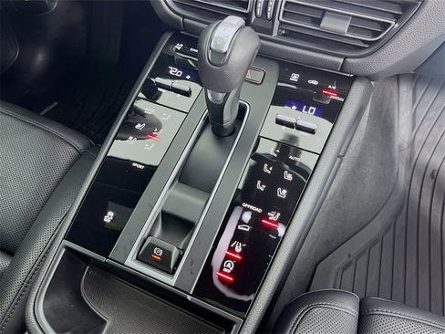 Certified 2025 Porsche Macan image 35