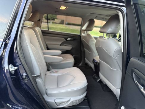 Used 2021 Toyota Highlander XLE FWD image 15