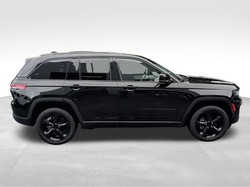 Used 2023 Jeep Grand Cherokee Altitude AWD/4WD image 6