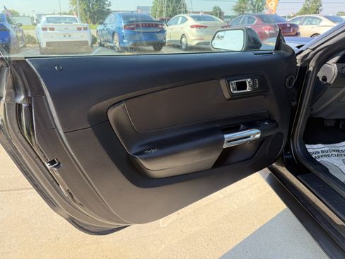Used 2015 Ford Mustang Coupe RWD image 16