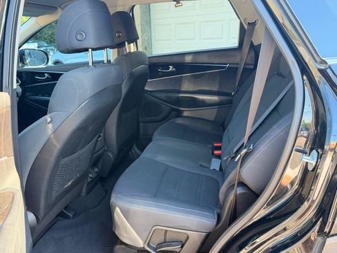 Used 2017 Kia Sorento FWD image 18