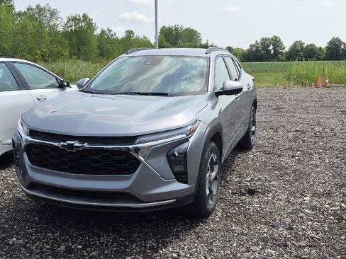 Used 2025 Chevrolet Trax LT w/ LT Convenience Package FWD image 1