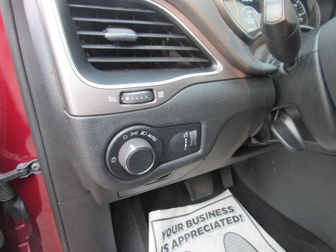 Used 2021 Jeep Cherokee Latitude w/ Mopar Interior Package AWD/4WD image 13