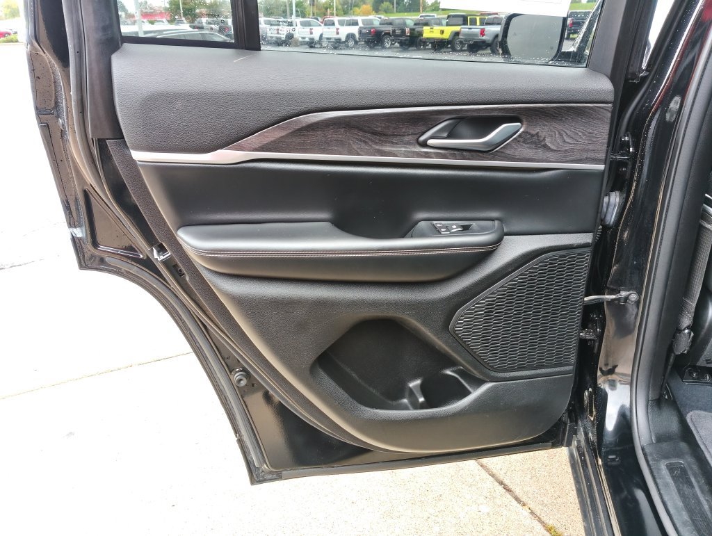 Used 2023 Jeep Grand Cherokee Limited AWD/4WD image 15