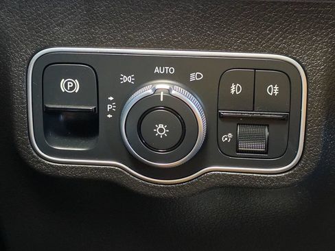 Used 2020 Mercedes-Benz GLB 250 4MATIC w/ Premium Package image 34