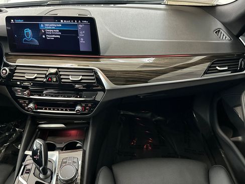 Certified 2023 BMW 530e w/ Premium Package image 30