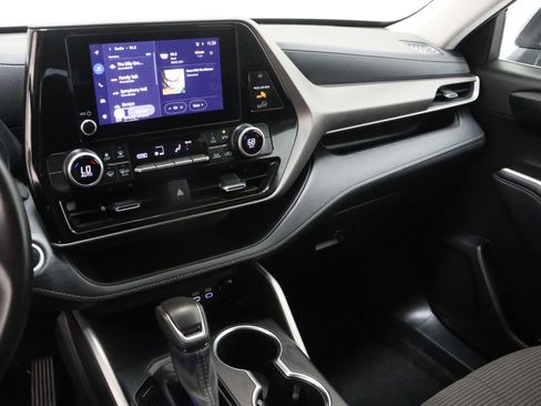 Used 2025 Toyota Highlander LE image 16