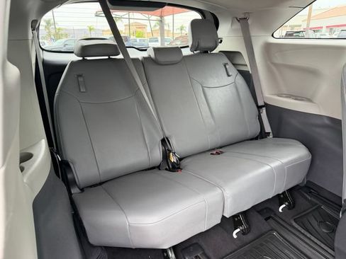 Used 2023 Toyota Sienna XLE FWD image 19