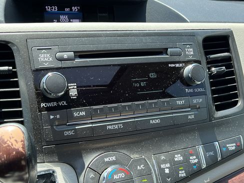 Used 2012 Toyota Sienna XLE FWD image 23