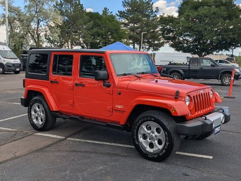 Used 2015 Jeep Wrangler Unlimited Sahara w/ Connectivity Group AWD/4WD image 3