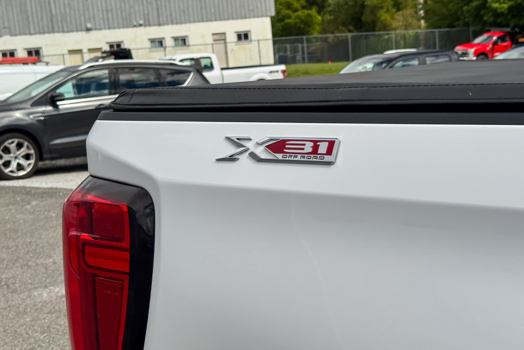 Used 2022 GMC Sierra 1500 SLT w/ SLT Premium Package AWD/4WD image 17