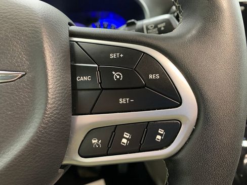 Used 2022 Chrysler Pacifica Touring-L image 25