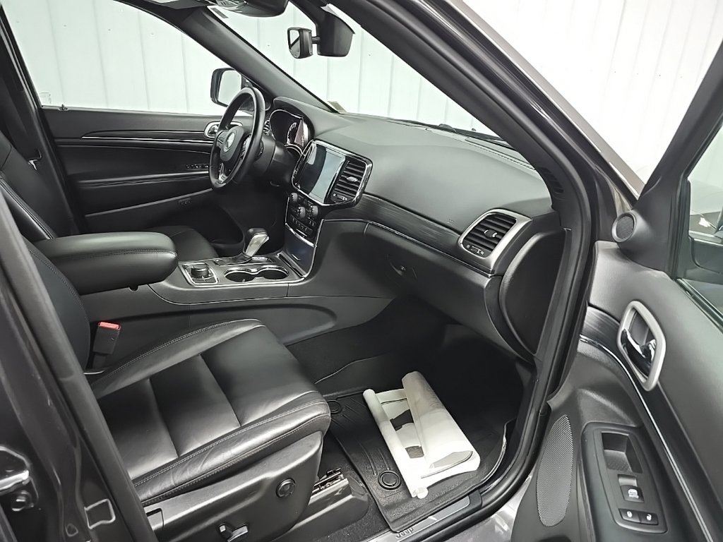 Used 2020 Jeep Grand Cherokee Limited AWD/4WD image 16