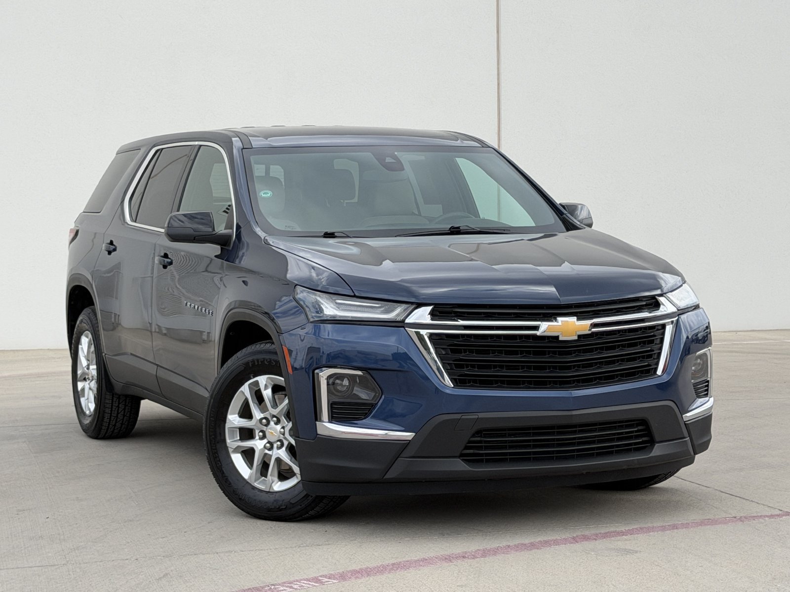 Used 2022 Chevrolet Traverse LS FWD image 2