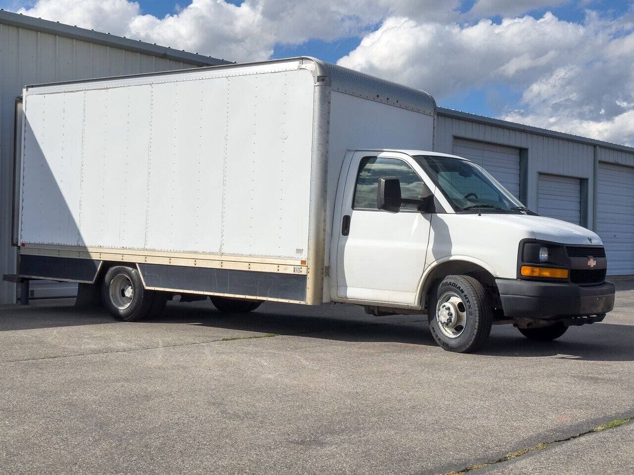 Used 2011 Chevrolet Express 3500 Extended RWD image 4